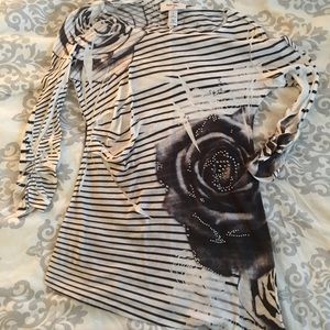 Woman's mid-sleeve tunic