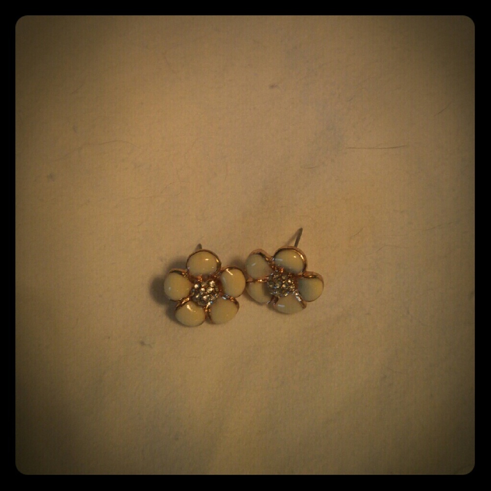 Flower stud earrings