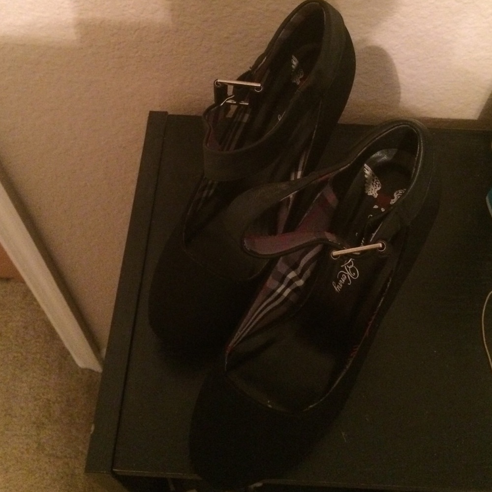 Shoes - Picture 2 of 2