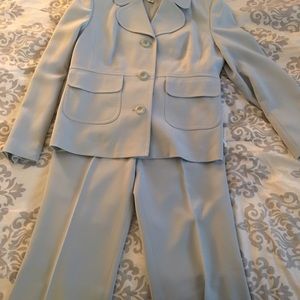 Gorgeous pants suit.