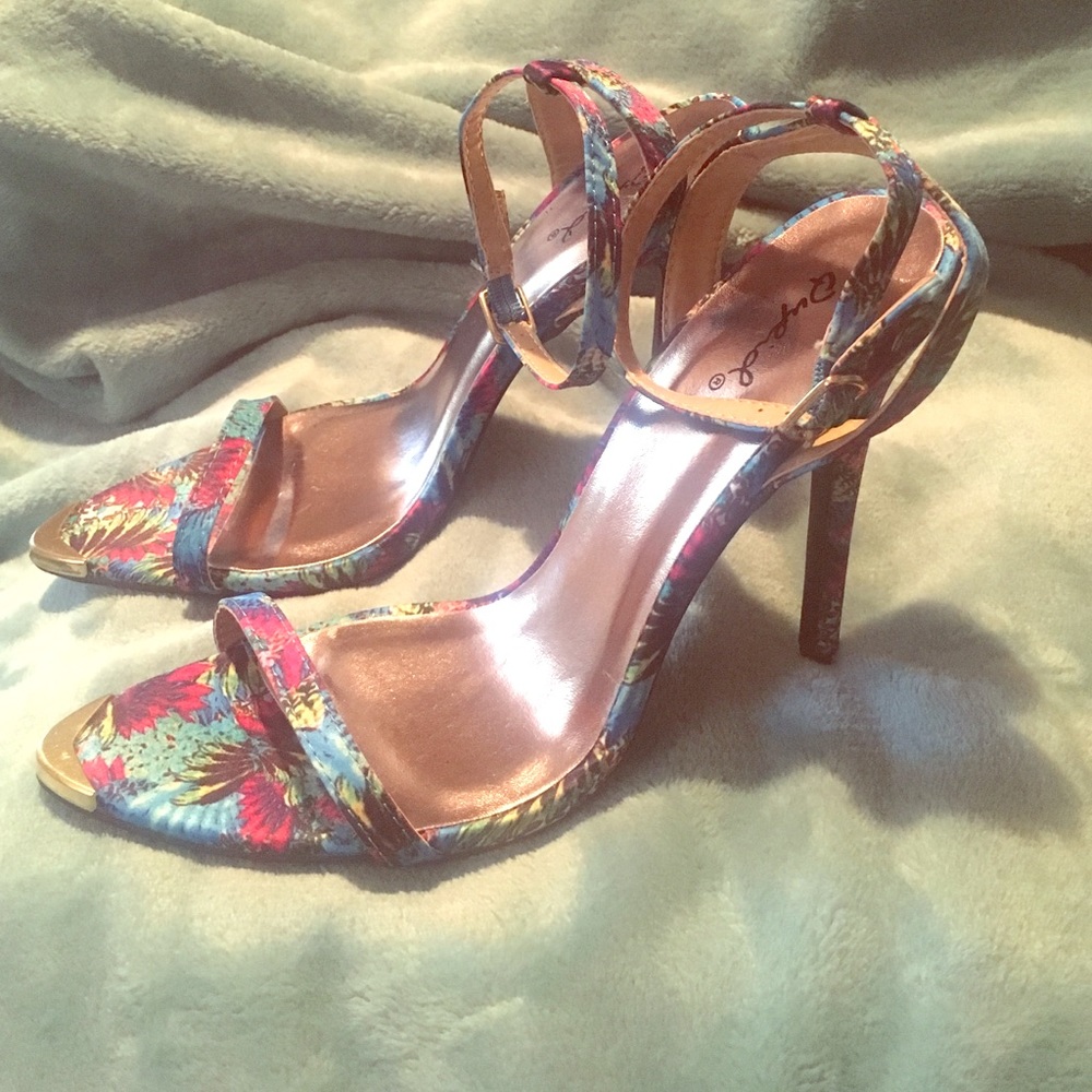 Pointed open toe sandal with ankle strap 💥