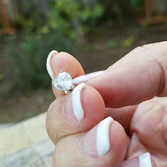 Heart shaped stud earrings - Picture 2 of 4