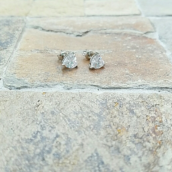 Heart shaped stud earrings - Picture 3 of 4