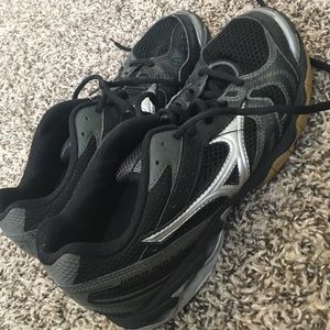 Mizuno black volleyball shoes
