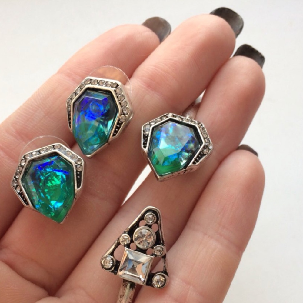 Iridescent Opal stud earrings - Picture 4 of 6
