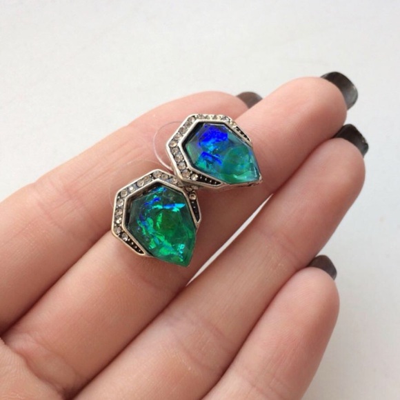 HWL boutique Jewelry - Iridescent Opal stud earrings