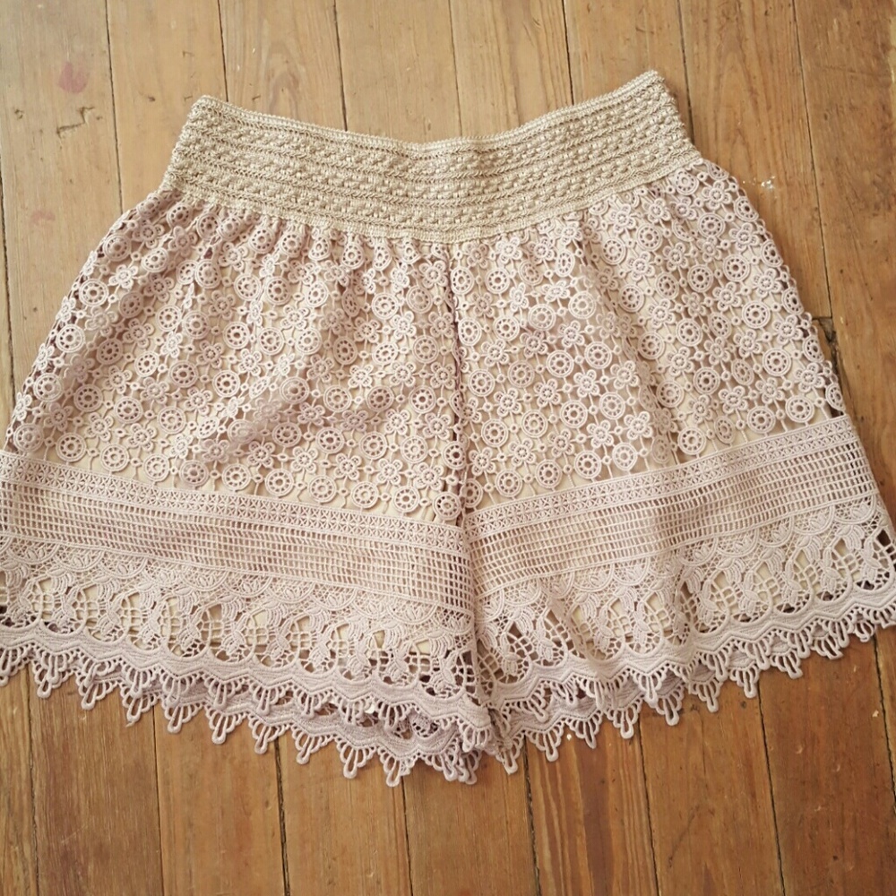Tan Lace Shorts ~ runs small *Price Firm*