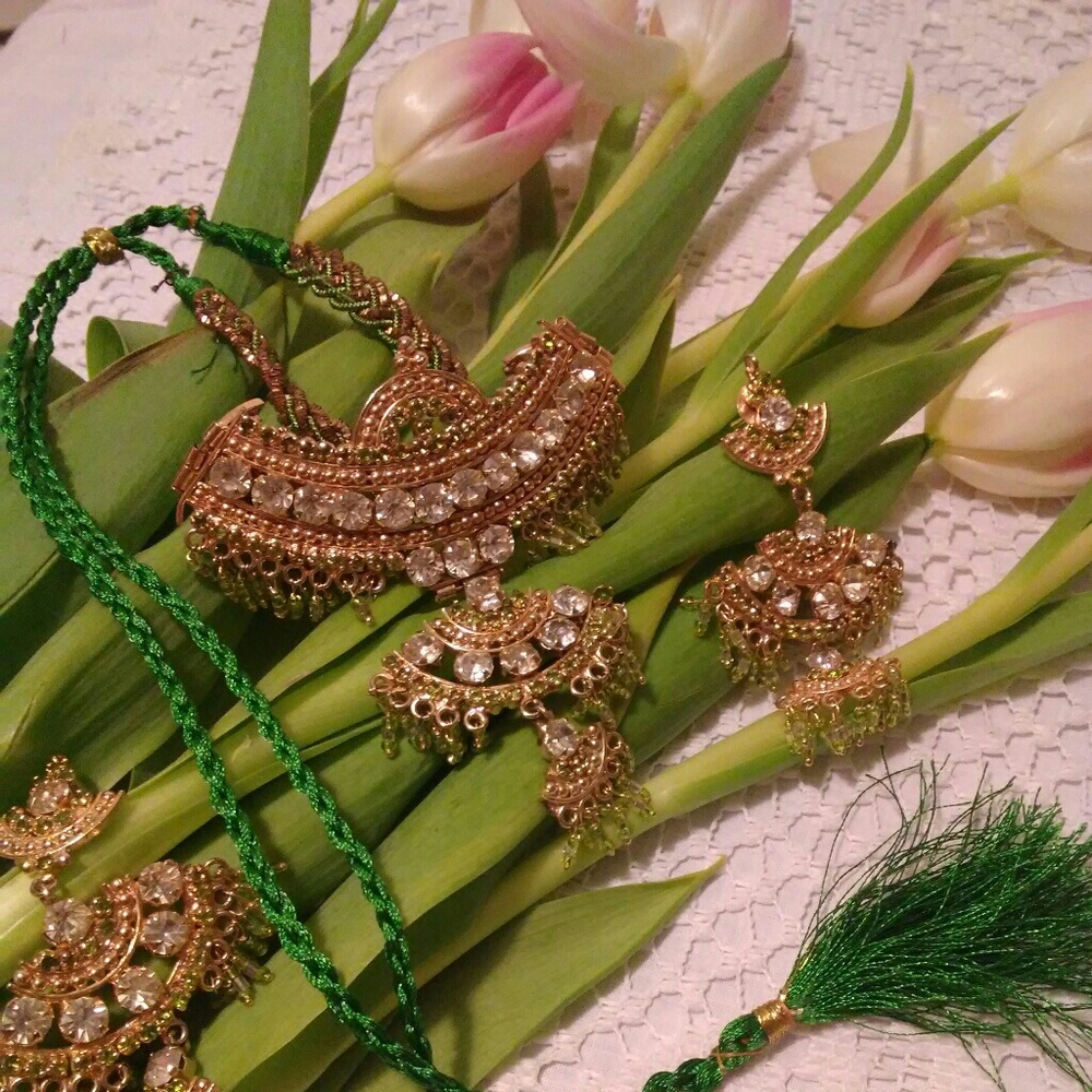 LIME GREEN AND GOLD COLOR NECKLACE SET💫