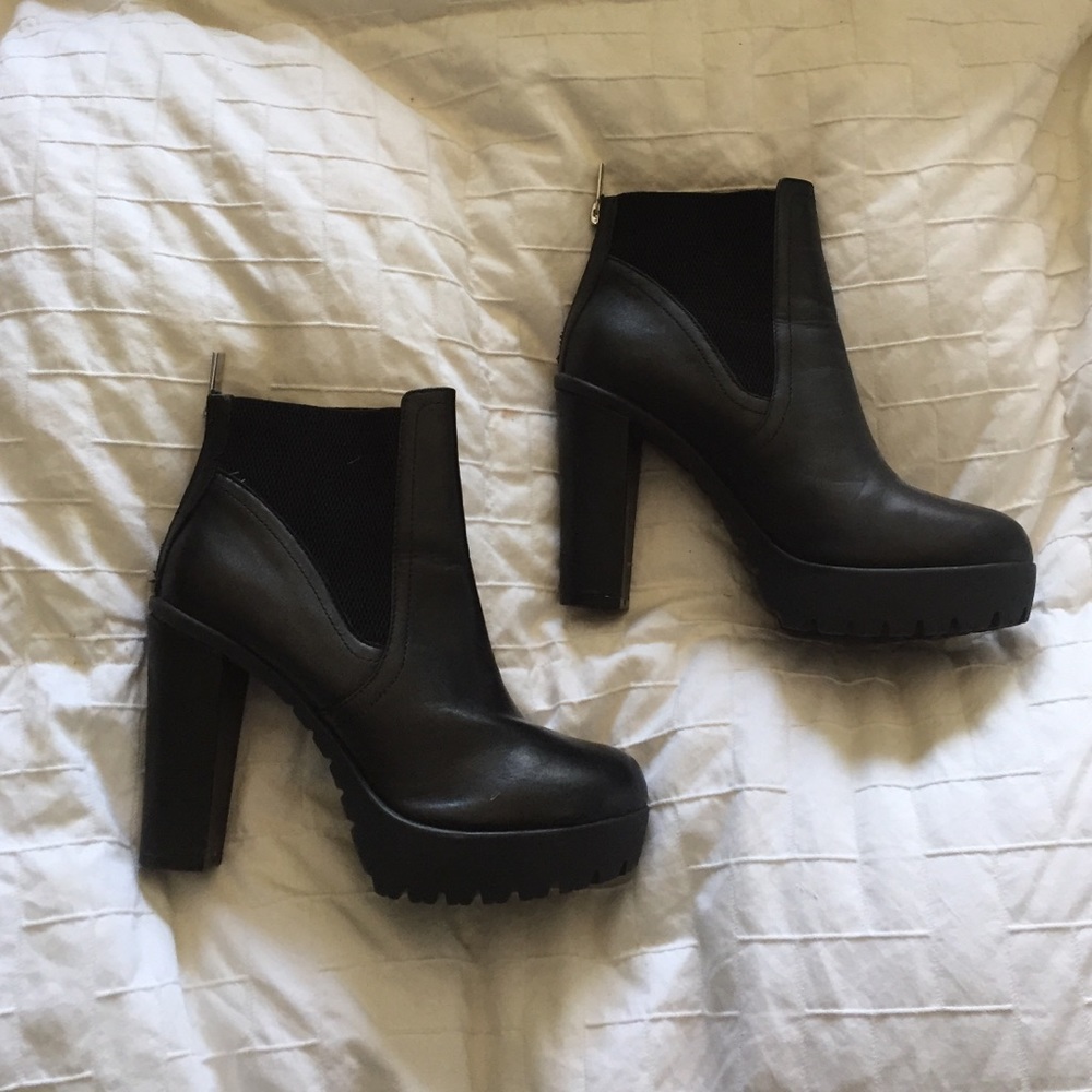 Steve Madden black booties