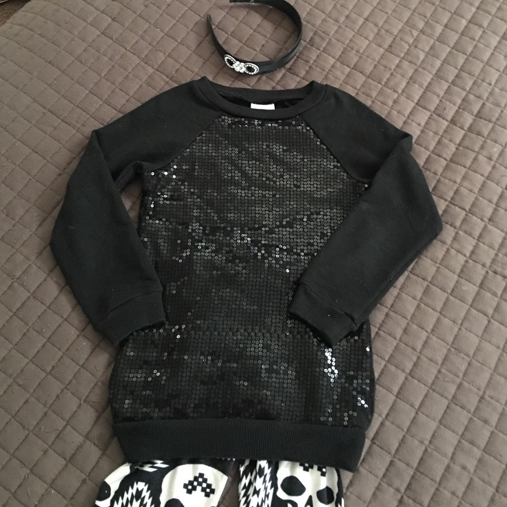 Girls size 4/5 black sequins sweatshirt.