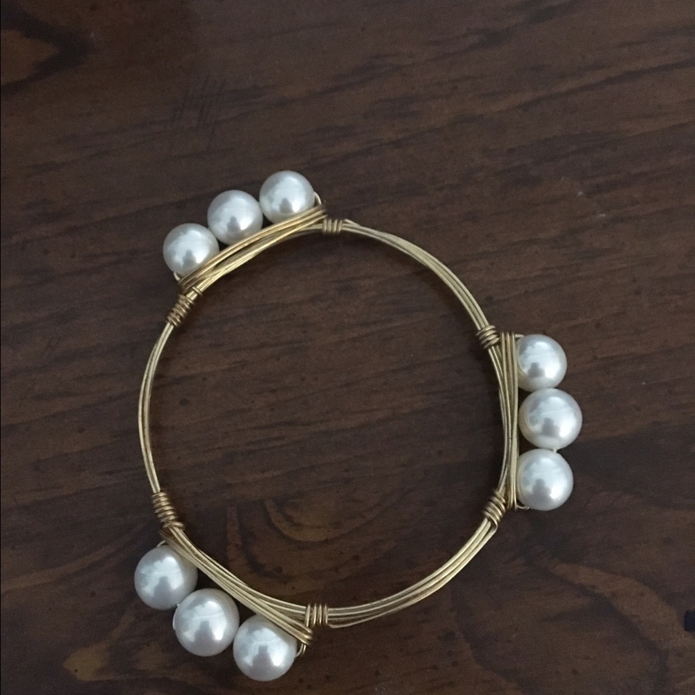 Beautiful modern pearl bracelet