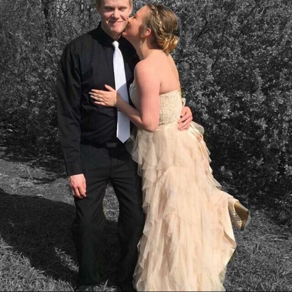 ❗️NEED GONE❗️Prom dress!