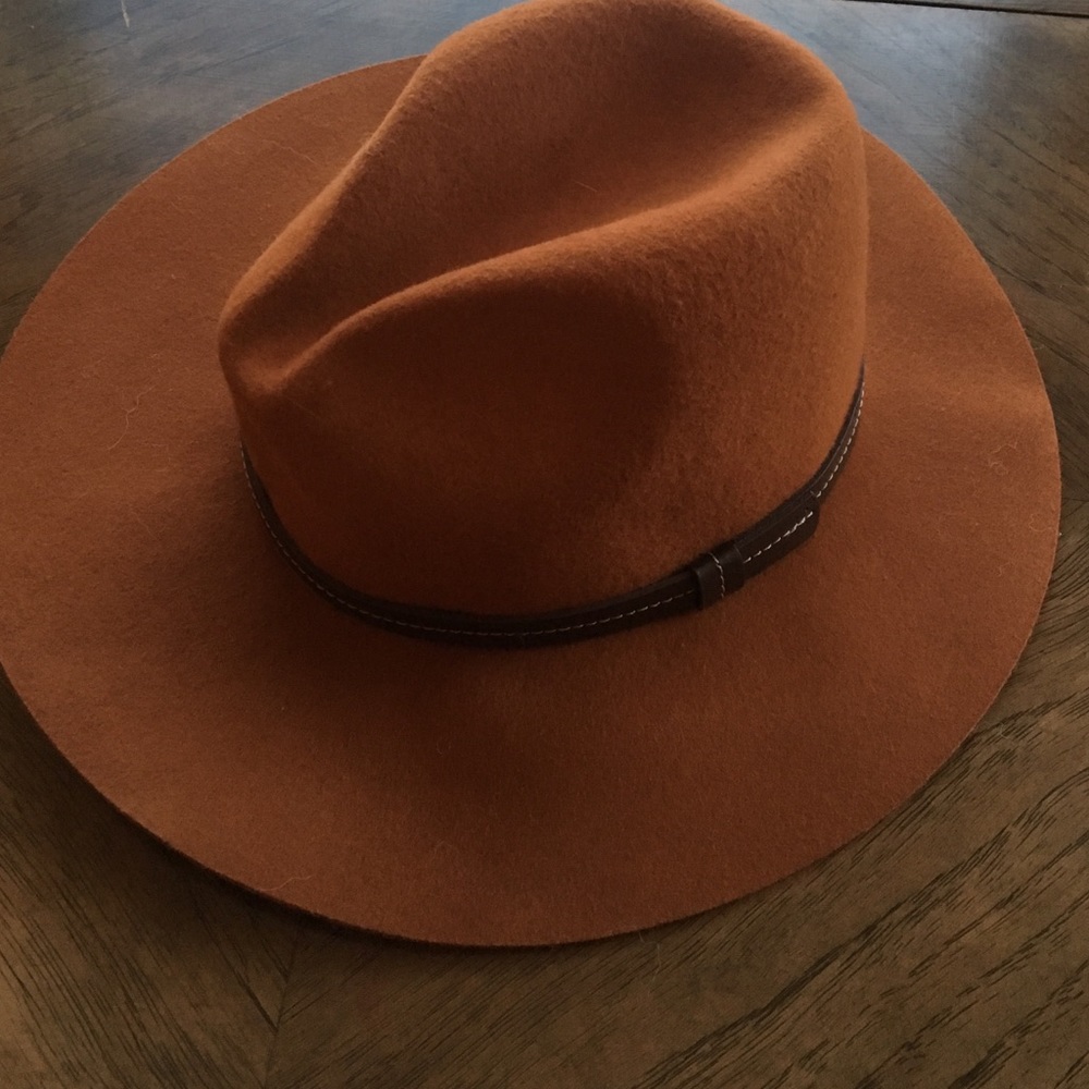 Cognac felt hat with leather detail