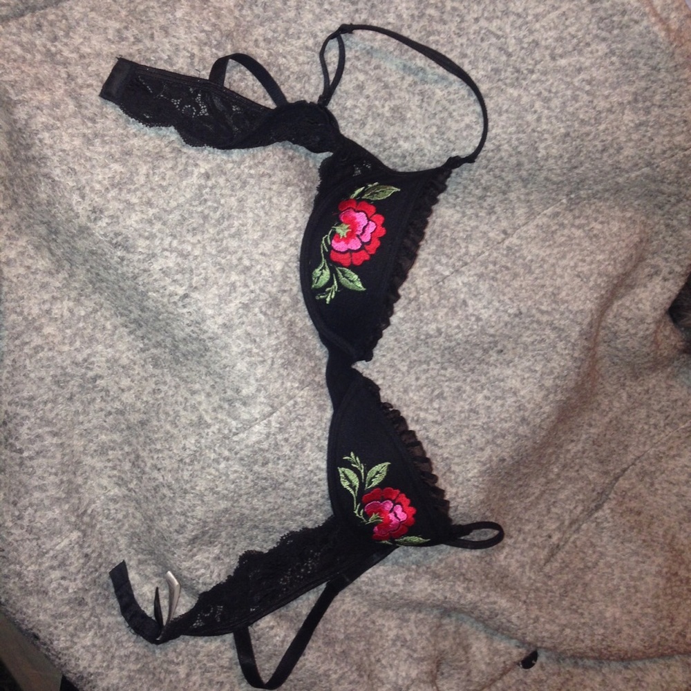 Black ruffled embroider flowers .