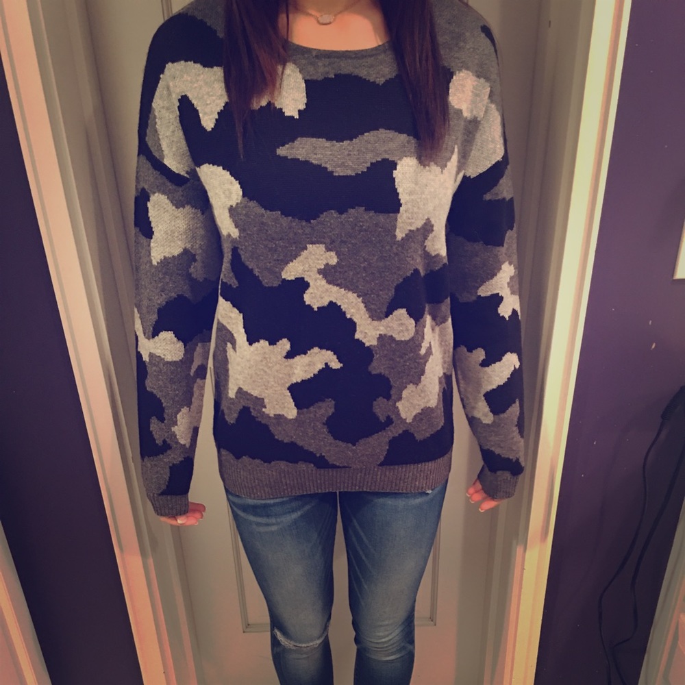Crew neck camo sweater