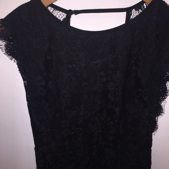 KIMCHI BLUE 🖤SCALLOP LACE BACKLESS DRESS - Picture 4 of 6