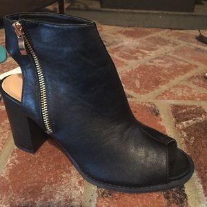 Peep toe boot