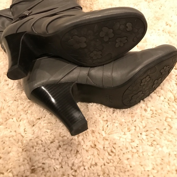 Hot Kiss, Dark Gray Boots - Picture 3 of 4