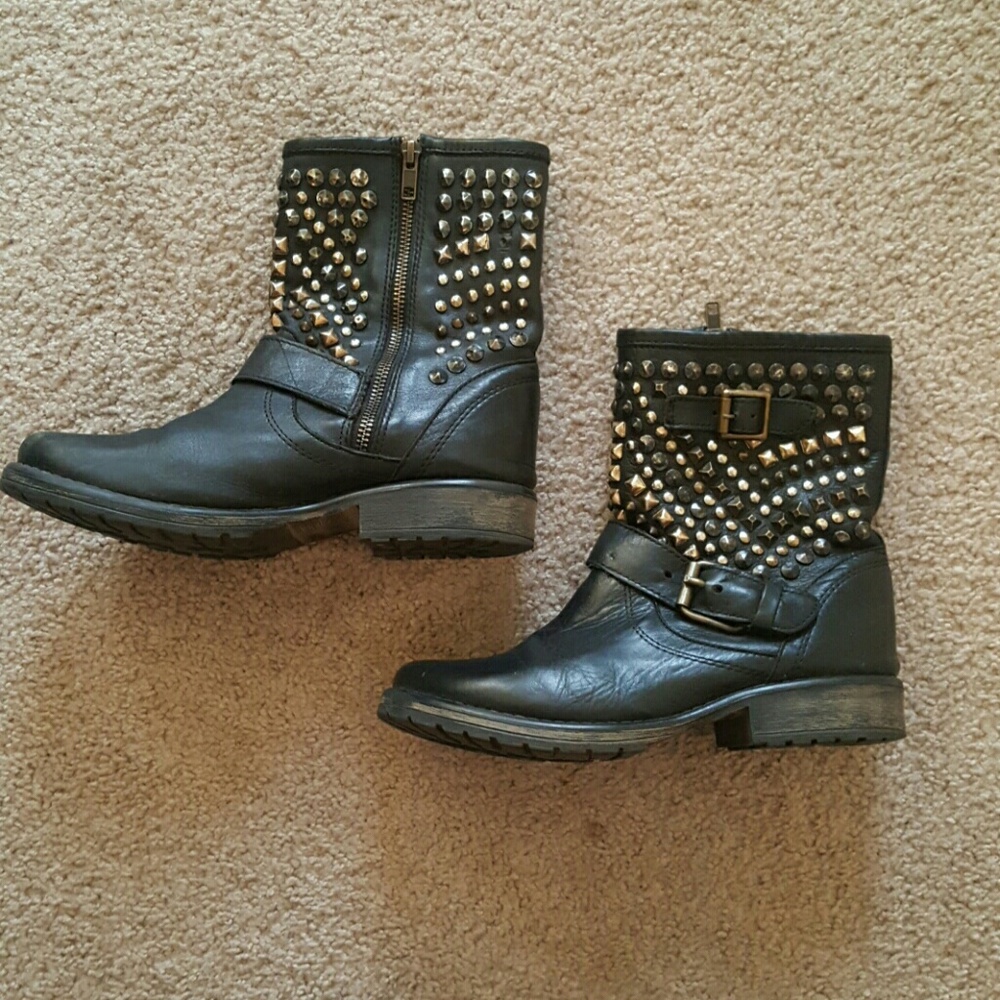 Black zip up moto boot