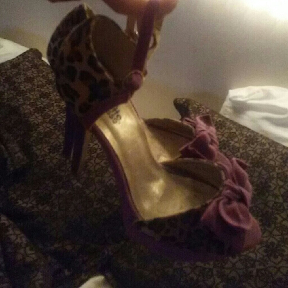 Leopard print pumps