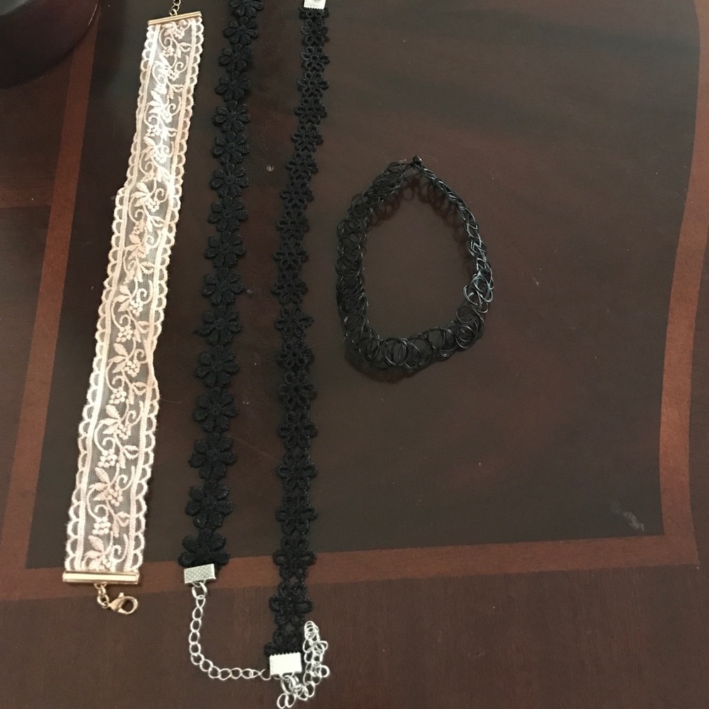 Lot of four chokers .