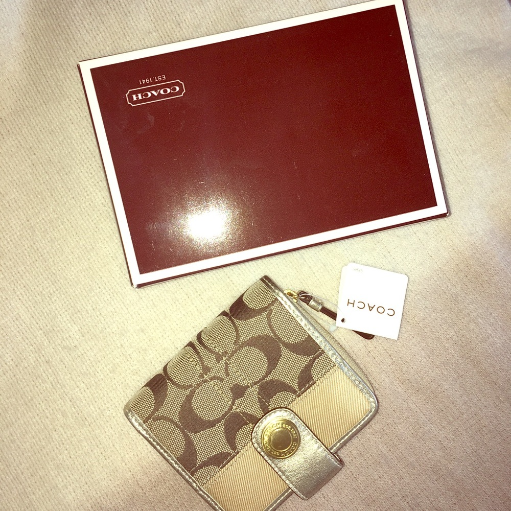 Coach signature wallet 💰Price Reduced 💰