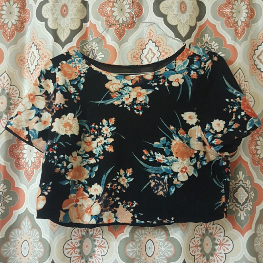 Comfy floral crop top!