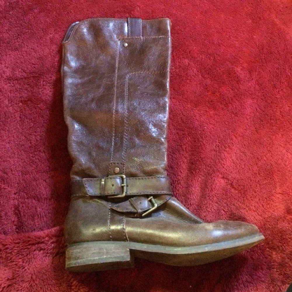Flat brown boots