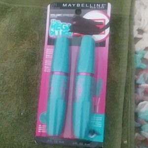 Mega plush mascara in very black