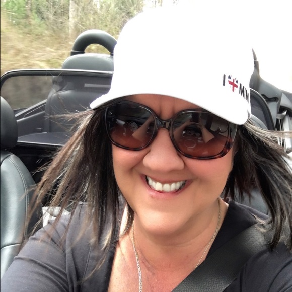 Hello! I'm Marianne. Welcome to my closet! - Picture 5 of 7