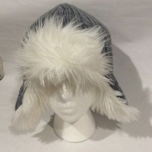 Cute and warm hat with white Faux Fur by the GAP