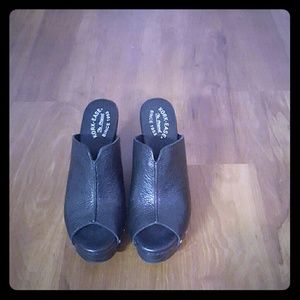 kork ease black clogs