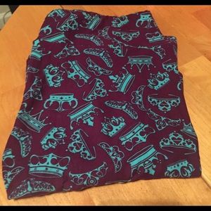 LuLaRoe Tall and Curvy Crowns Leggings 👸