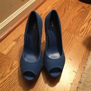 Apt. 9 Blue Platform Pumps