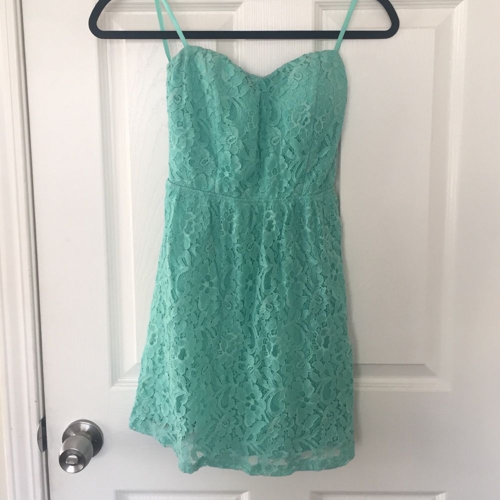 Strapless bow-back mint green lace minidress