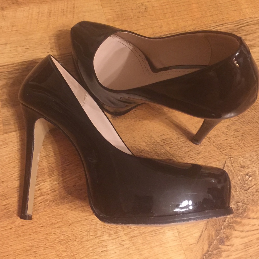 DONATED Pour la Victoire heels