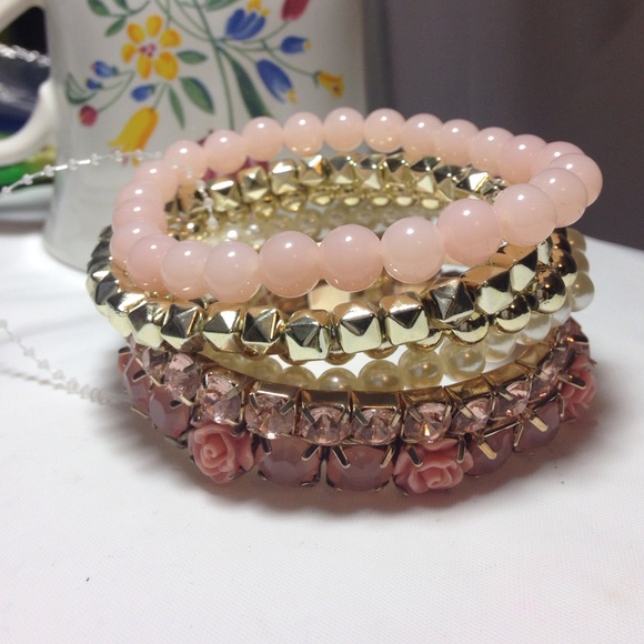 Statement Bracelet Acrylic material - Picture 2 of 4