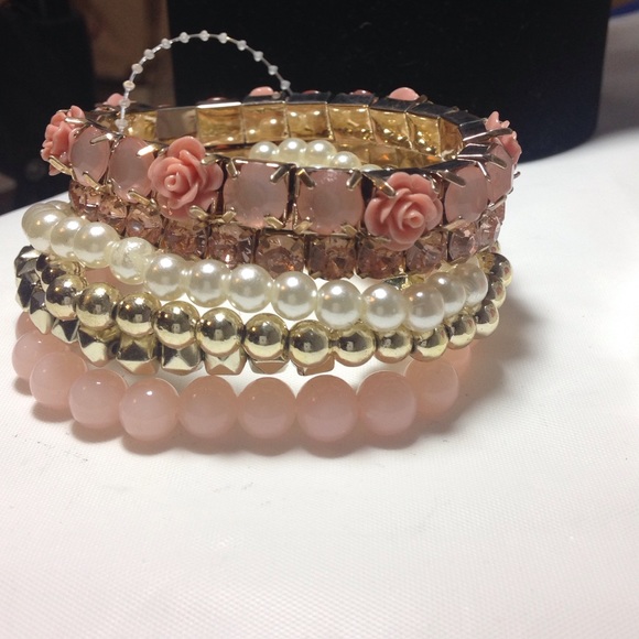 Statement Bracelet Acrylic material - Picture 3 of 4