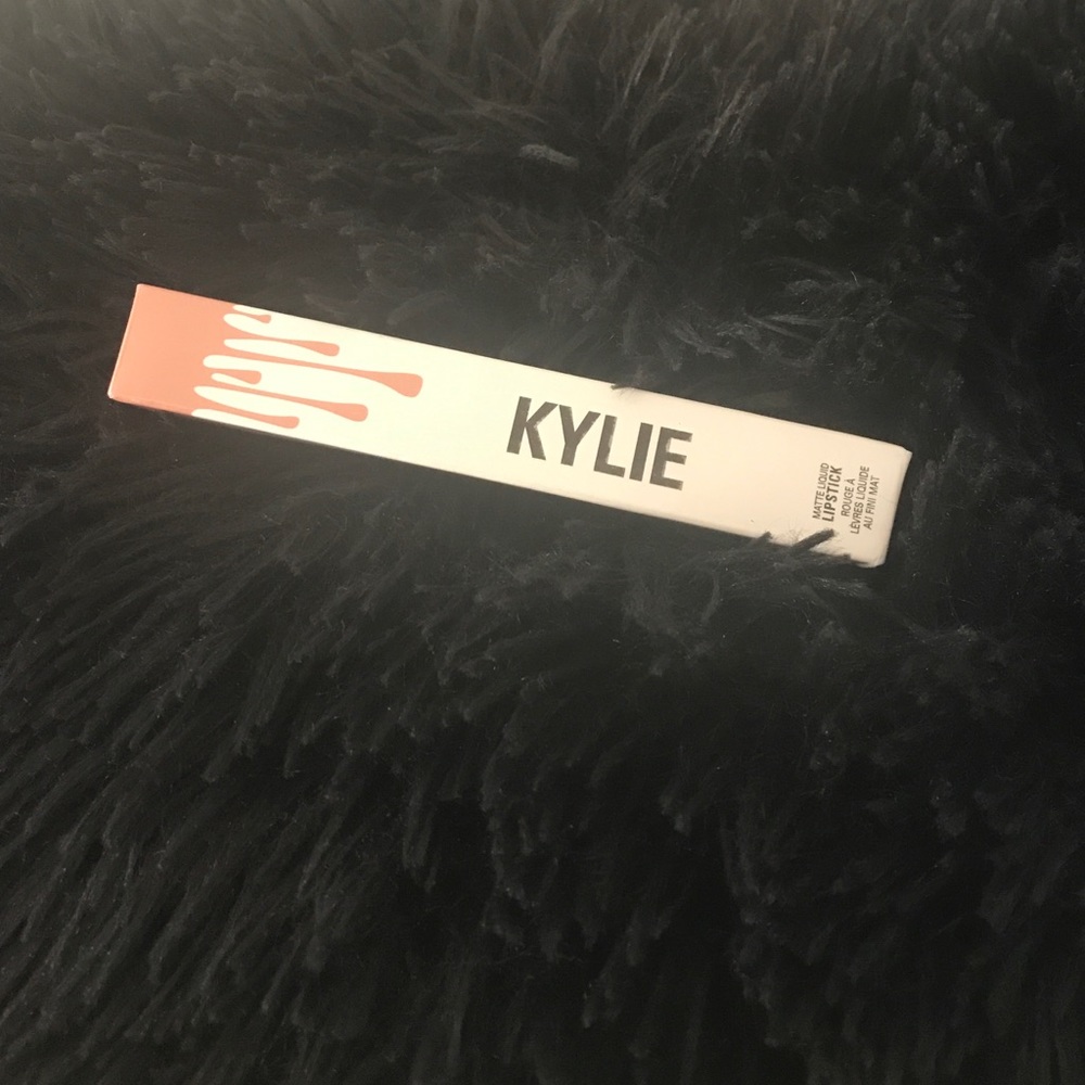 KYLIE MATTE LIQUID LIPSTICK COLOR CANDY K