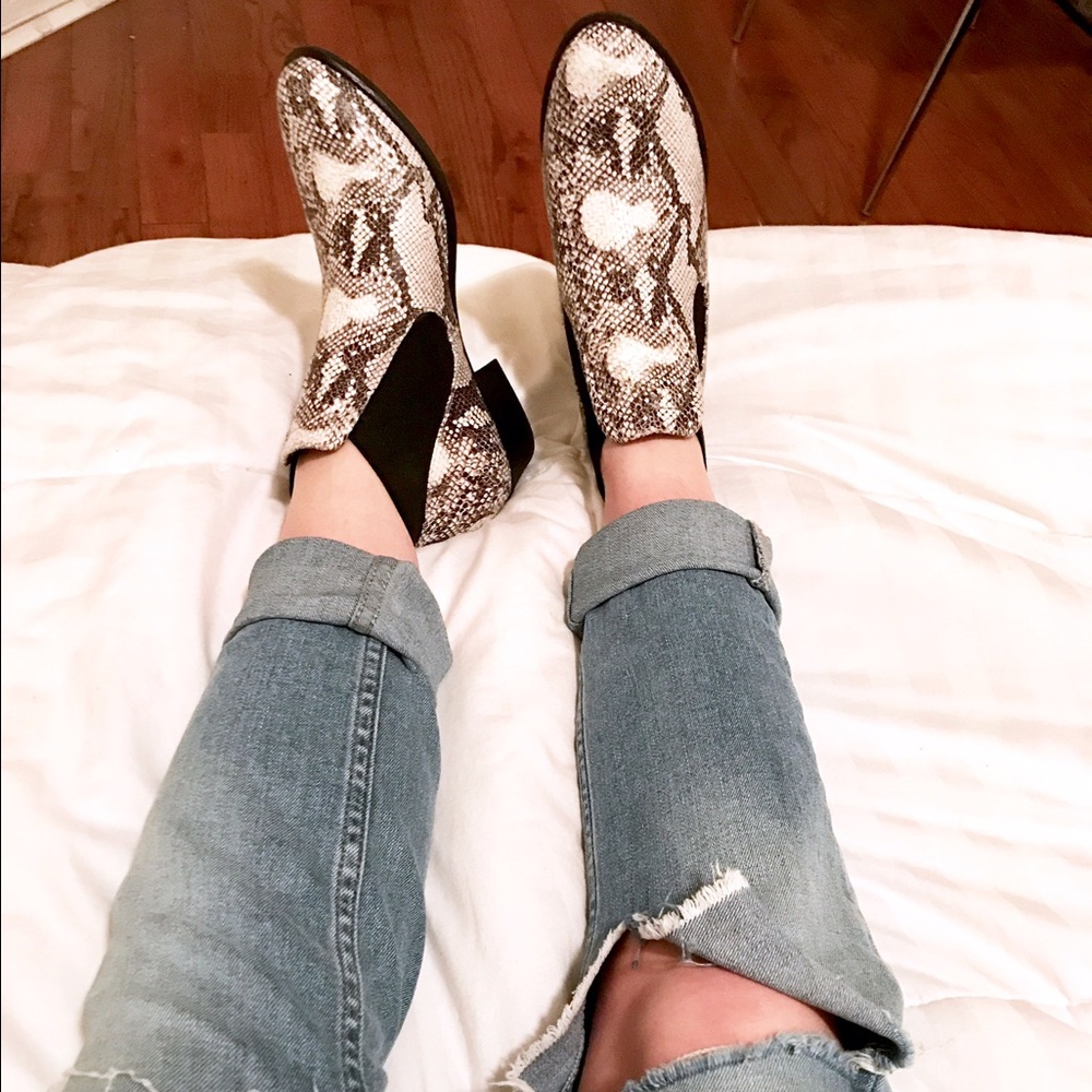 ✨HP✨Festival Snakeskin Chelsea Boots