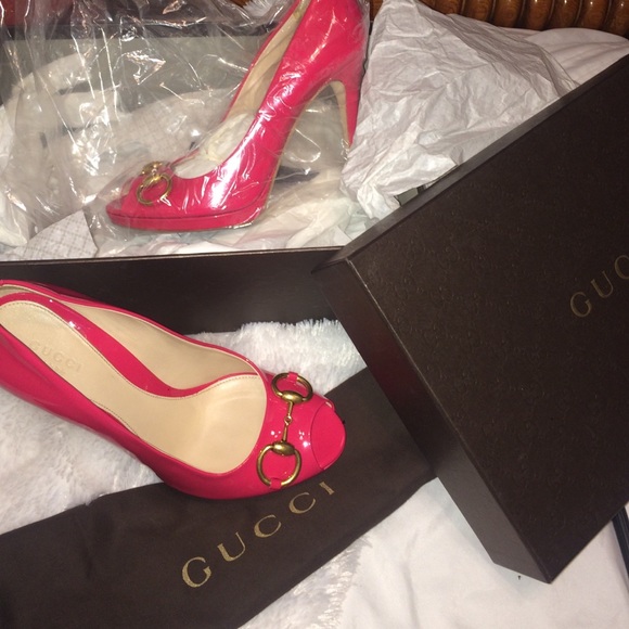 GUCCI SHOCKING PINK PATENT LEATHER HEELS - Picture 3 of 4