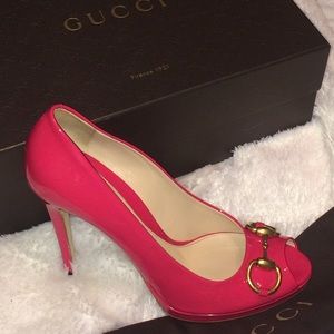 GUCCI SHOCKING PINK PATENT LEATHER HEELS