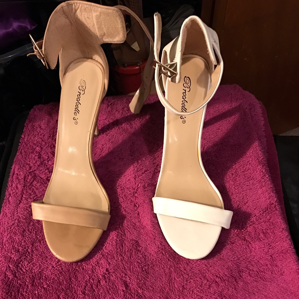 Single strap heels in beige & white