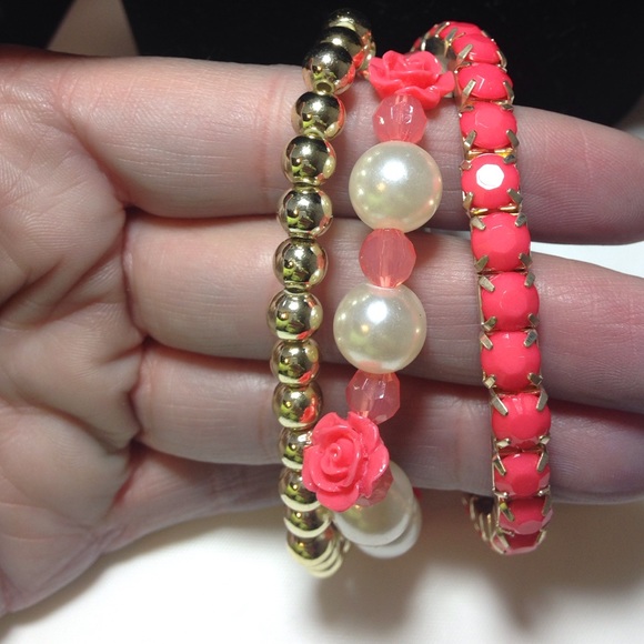 Statement Bracelet Acrylic material - Picture 2 of 4