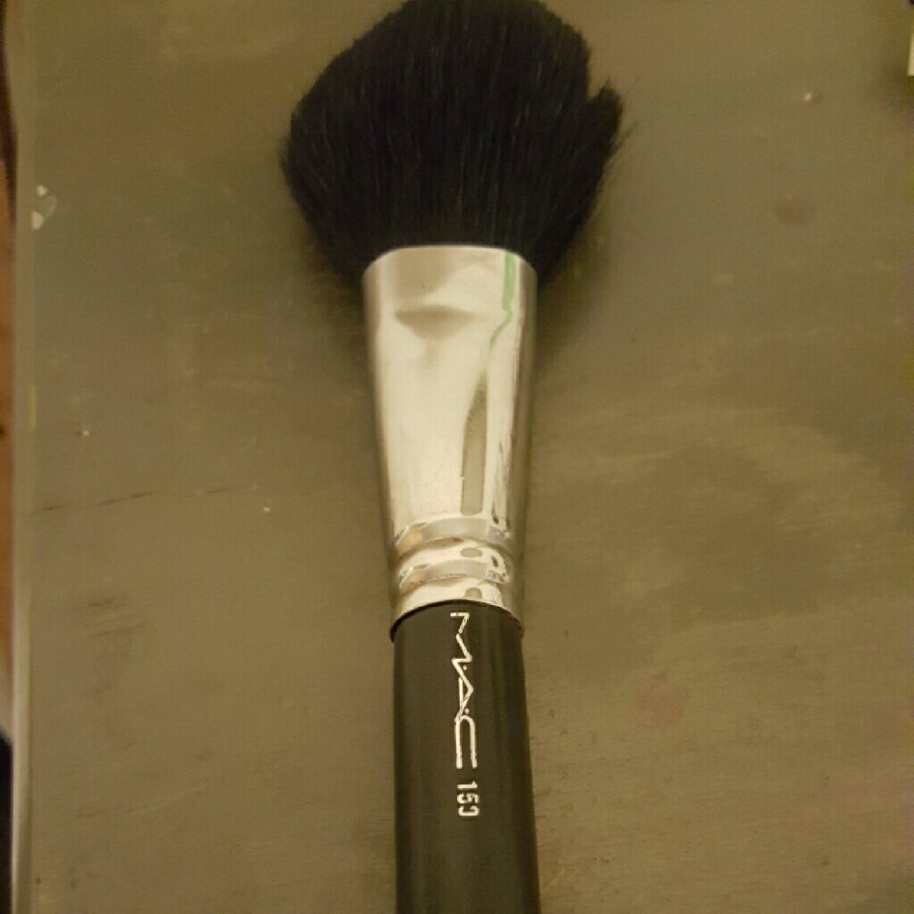 BRAND NEW Mac 150 brush!!