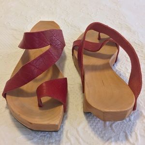 Cydwoq Wooden & Red Leather Sandals