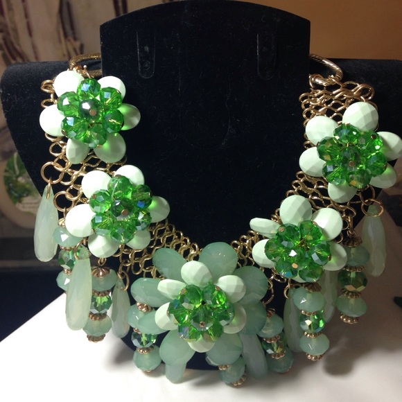 Gina's Closet crystal/flower Necklace - Picture 2 of 4