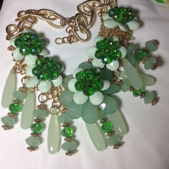 Gina's Closet crystal/flower Necklace - Picture 4 of 4