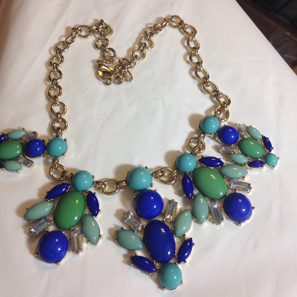 Gina's Closet crystal/flower Necklace.