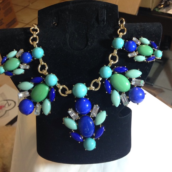 Gina's Closet crystal/flower Necklace. - Picture 2 of 4